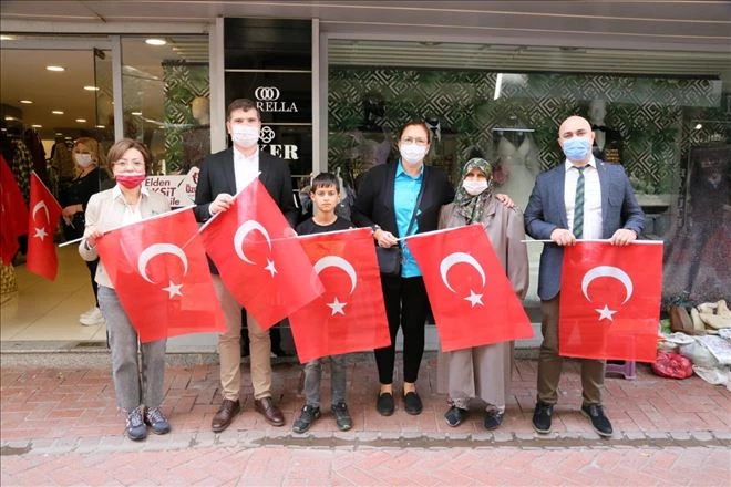Edremit Belediyesi esnafa Türk Bayrağı dağıtıyor 