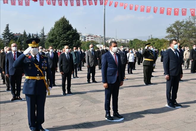 Balıkesir´de 29 Ekim Cumhuriyet Bayramı çelenk sunma töreni yapıldı