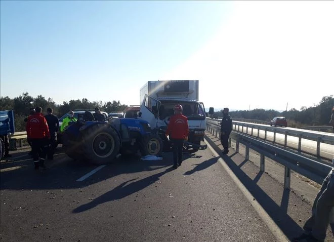 Gömeç´te traktör ile kamyonet çarpıştı: 2 yaralı 