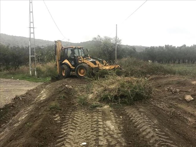 Büyükşehir ekipleri, yağışlardan zarar gören yolları onardı 