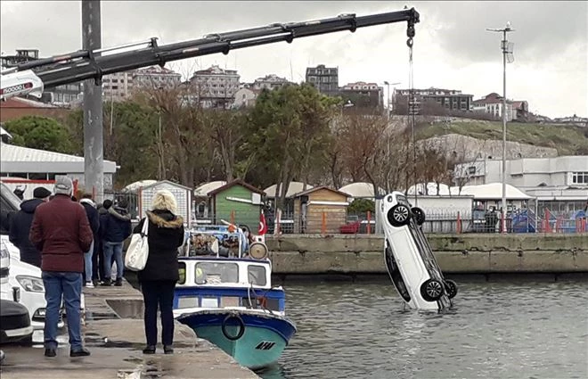 Balıkhanede manevra yapan otomobil denize düştü 