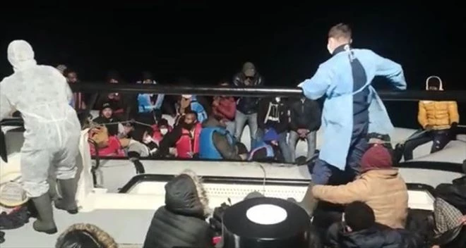 Ayvalık´ta 54 göçmen boğulmaktan son anda kurtarıldı 