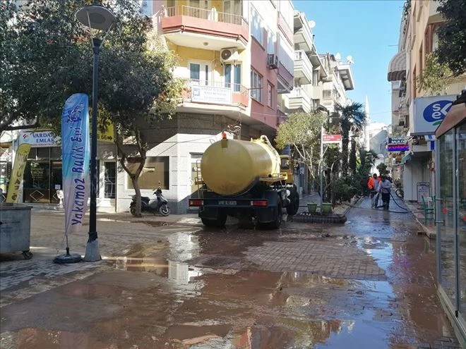 Erdek caddeleri tazyikli suyla yıkanıyor