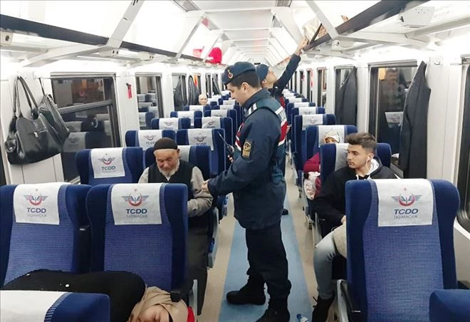 Jandarma, yolcu trenlerinde huzur ve güven denetiminde 