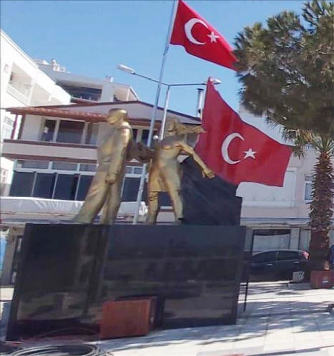 Avşa´da Atatürk Heykeli yeni yerine taşındı