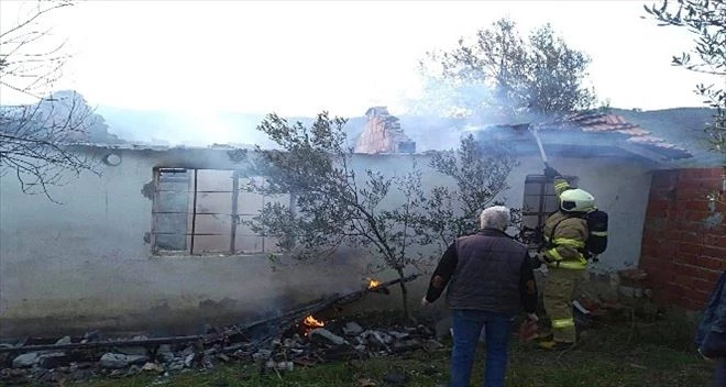 Evin yakınında yakılan ateş evin çatısını yaktı