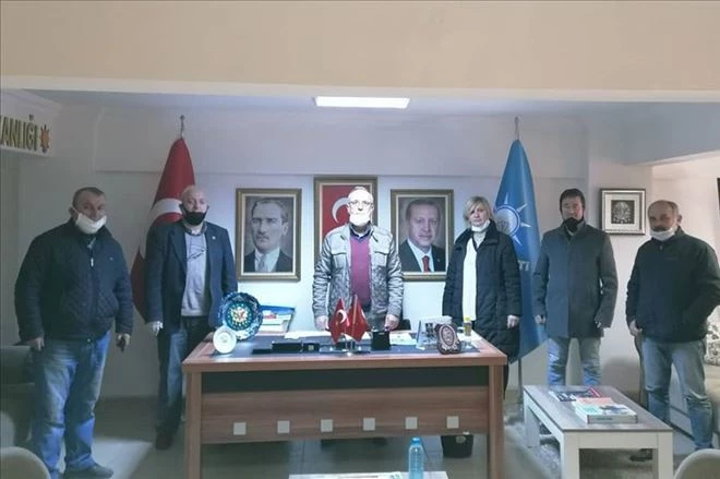 AK Parti İlçe Başkanı Yangal, muhtarlara maske dağıttı
