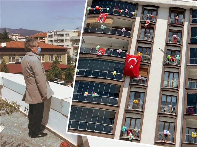 Edremitli çocuklar 23 Nisan´ı balkonlarda kutladı