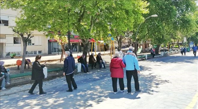 Erdekli 65 yaş üstü vatandaşlar sokağa aktı