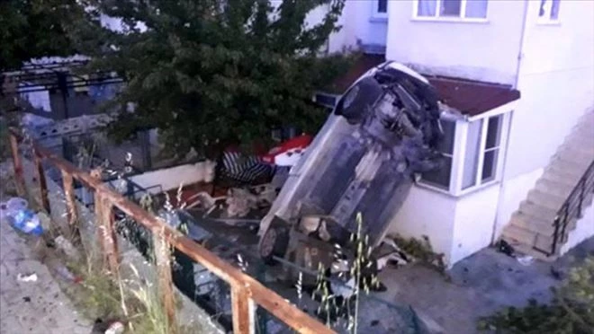 Kamyonetin çarptığı otomobil evin bahçesine uçtu: 2 ölü, 3 yaralı
