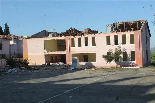 Okullar da yıkım çalışmaları başladı.