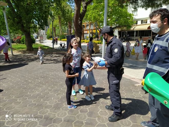 Çocuklara maskeler polis amcalarından