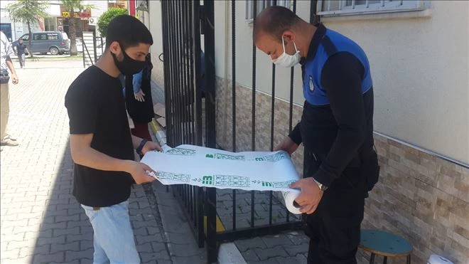Edremit Belediyesi Cuma namazı öncesi seccade dağıttı
