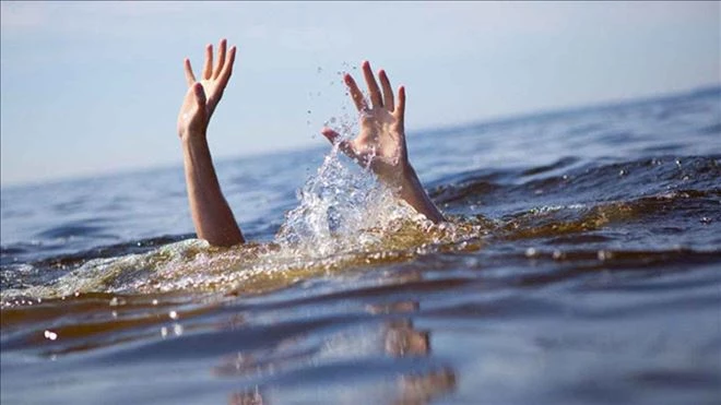 Ayvalık´ta denize giren genç kız boğulmaktan son anda kurtarıldı