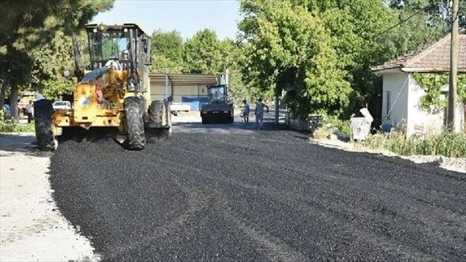 Manyas´ta kırsal mahalle yolları onarılıyor 