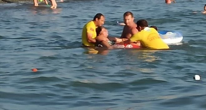 Denizde astım krizi geçiren kadın son anda kurtarıldı 
