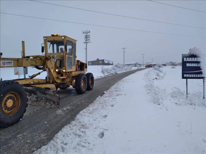 Kar yağışı çok sayıda kırsal mahalle yolunu kapadı 