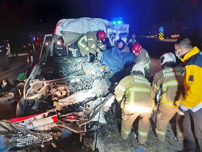 Servis minibüsü TIR´a çarptı : 3 ölü, 9 yaralı
