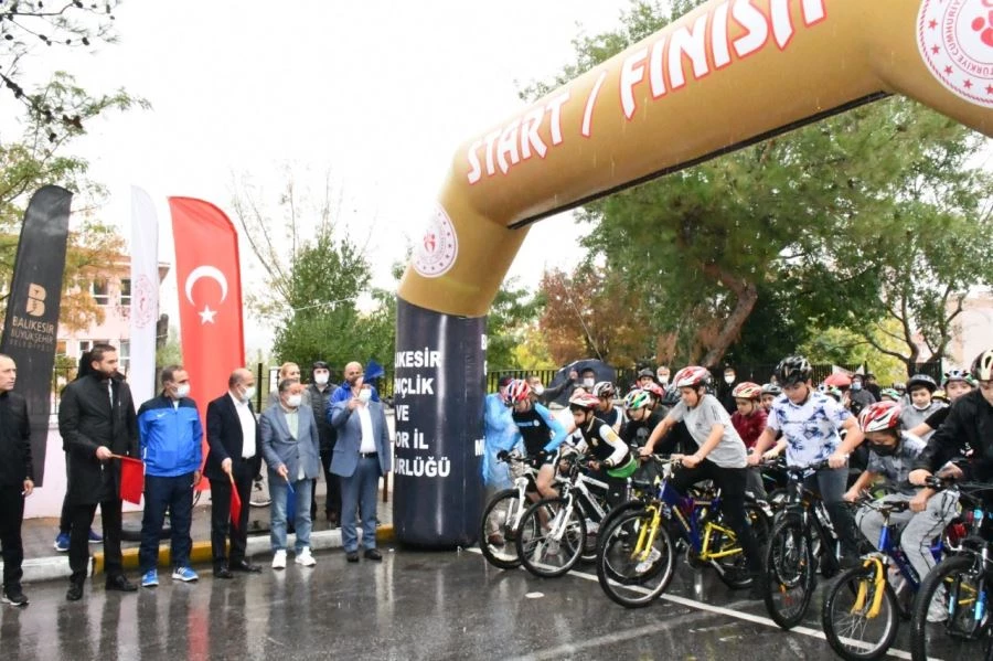 Yüzlerce genç ödüllü bisiklet yarışına katıldı 