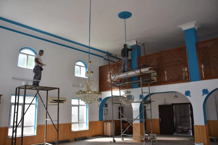 Edremit Belediyesi camilerde bakım çalışmaları başlattı 