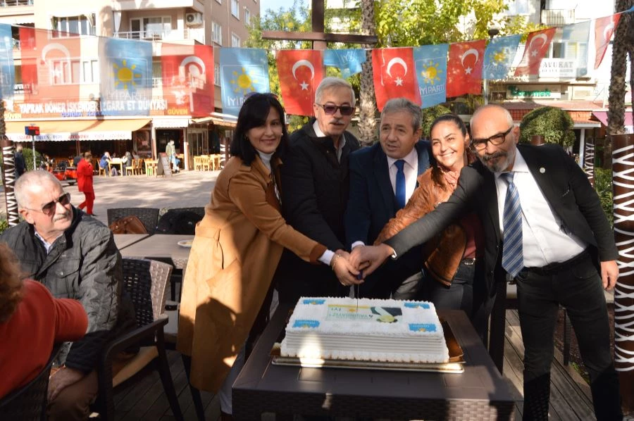İYİ Parti Erdek, 4. kuruluş yıldönümünü kutladı  