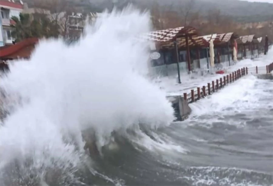 Marmara ve Avşa adalarına deniz seferine fırtına engeli 