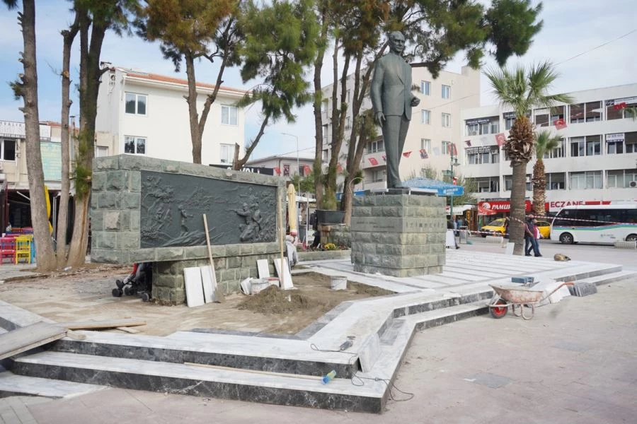 Ayvalık’ta Atatürk Heykeli çevre düzenlemesi 10 Kasım’a yetişiyor 