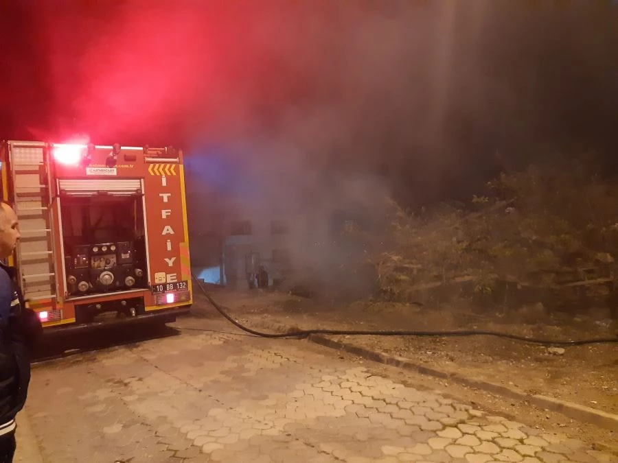 Erdek’te metruk bina yangını 