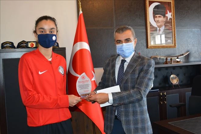 Kaymakam Atasoy, Türkiye Şampiyonu Karaca´yı kutladı 