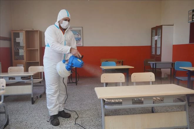 Ayvalık kırsalındaki okullar dezenfekte edildi 
