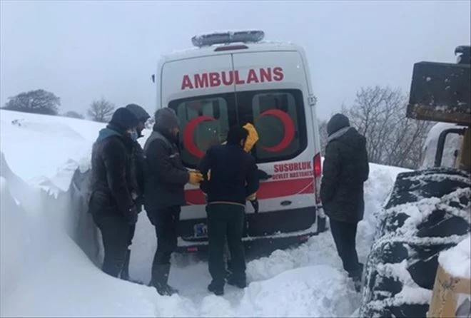 Hasta almaya giden ambulans karda mahsur kaldı 