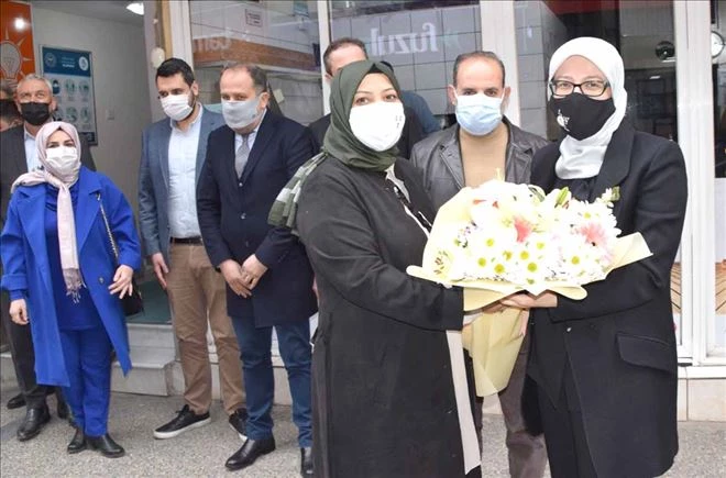 AK Parti Milletvekili Uygur, Balıkesir´de çiçeklerle karşılandı 