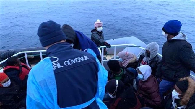 Türk karasularına itilen 30 mülteci kurtarıldı 