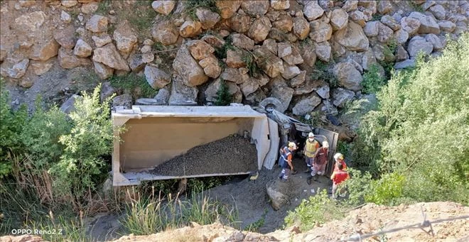 Maden yüklü kamyon şarampole uçtu: 1 yaralı 