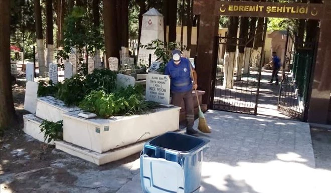 Edremit Belediyesi mezarlık alanları bayrama hazırladı 