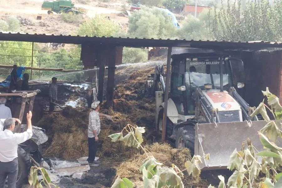 Sındırgı kırsal Kocabey Mahallesi’nde saman deposu yandı 