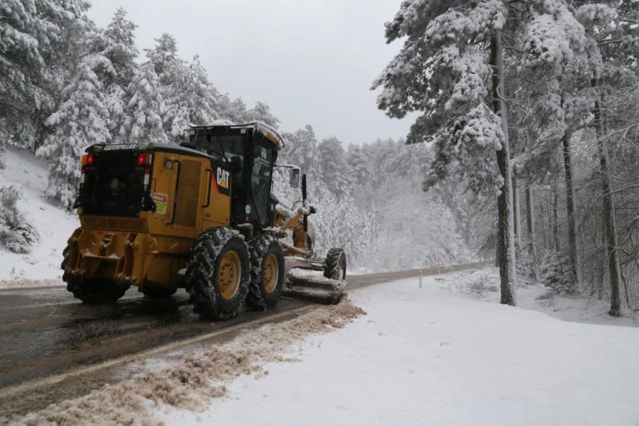 Belediye ekipleri kar nedeniyle kapanan yolları açıyor 