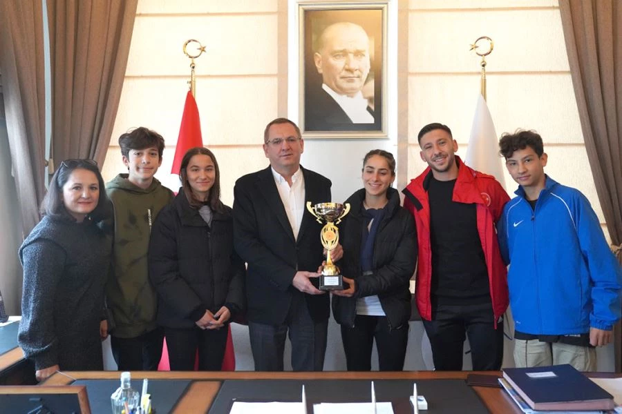Başkan Ergin, şampiyon atletlerle bir araya geldi 