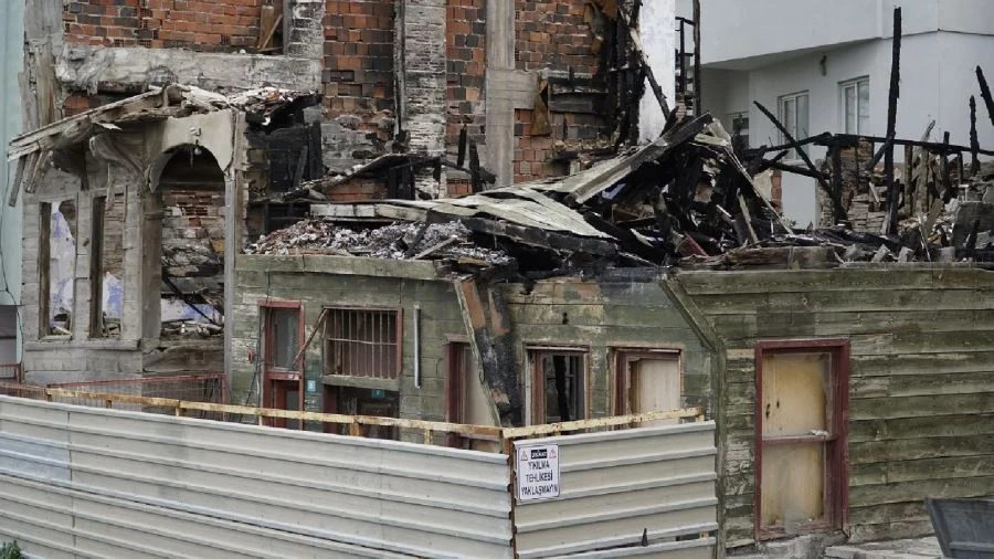 Bandırma’da Yanan tarihi bina tehlike saçıyor 