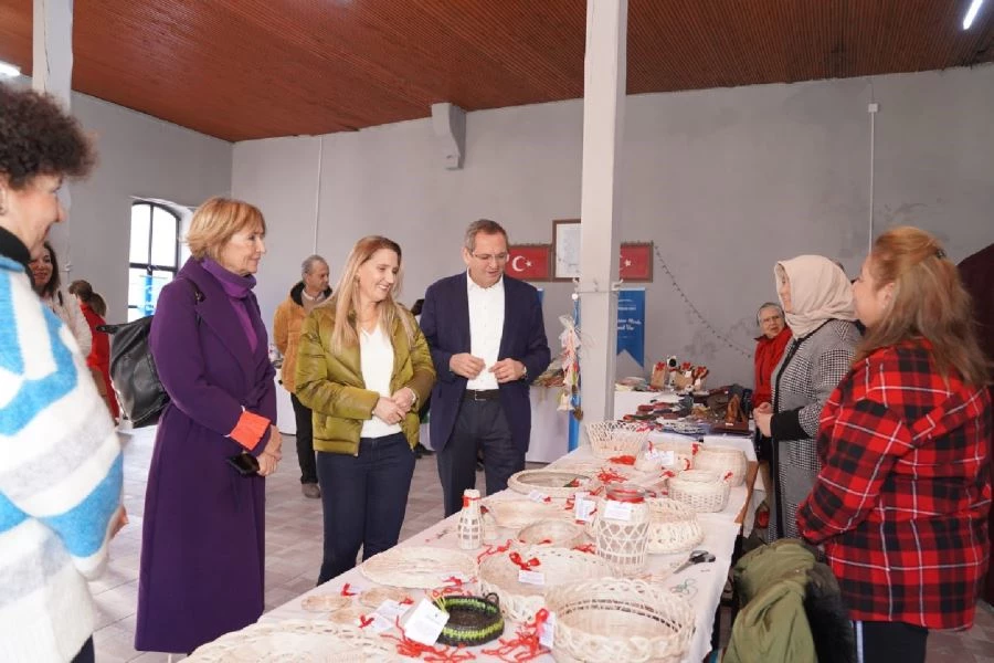 Başkan Ergin, yeni yıl hediyelerini Mahalle Evleri Yılbaşı Pazarı’ndan seçti
