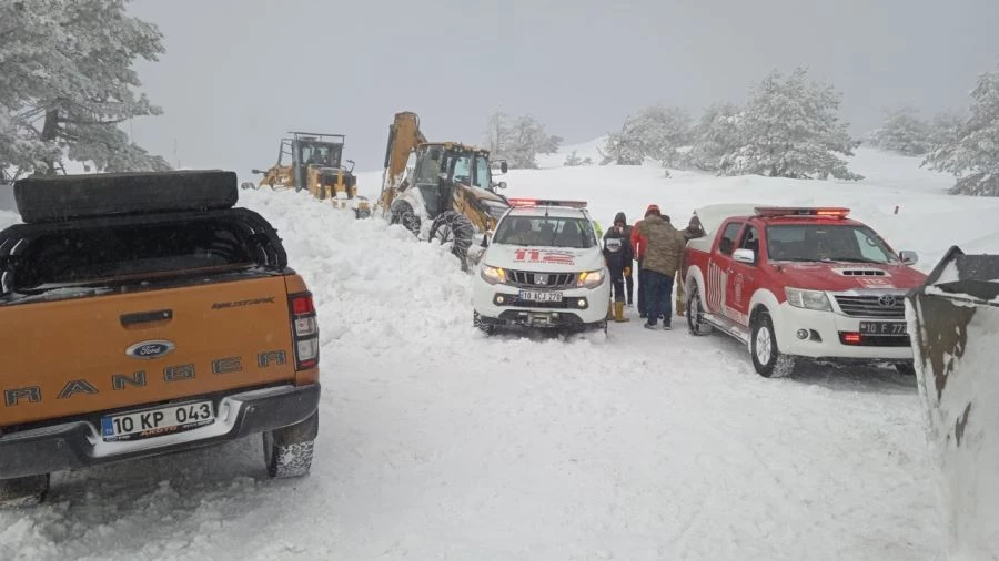 Yoğun kar yağışından mahsur kalan ekipler kurtarıldı 