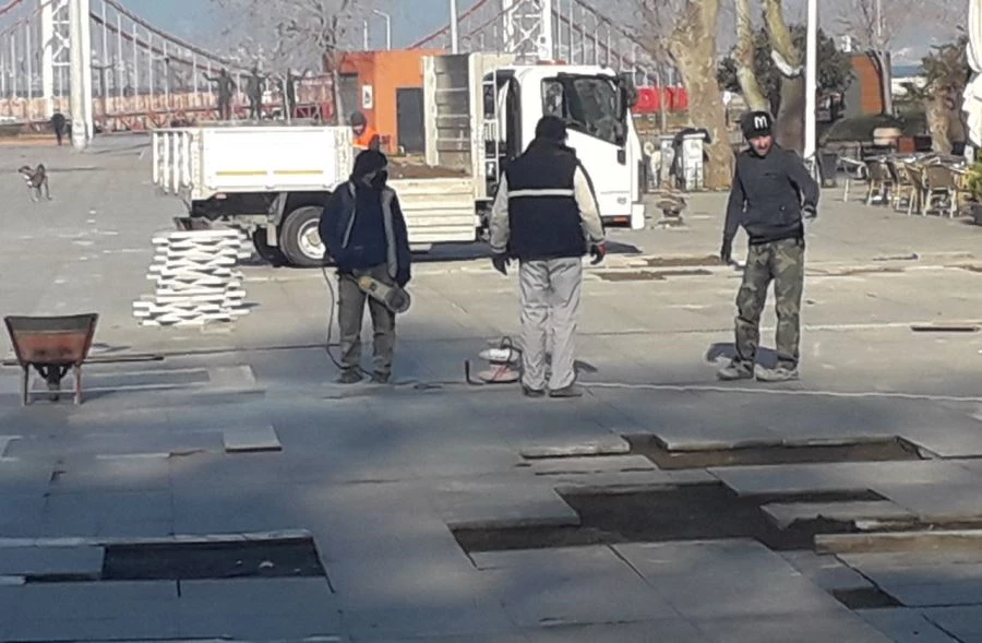 Bandırma Cumhuriyet Meydanı zemini onarıma alındı