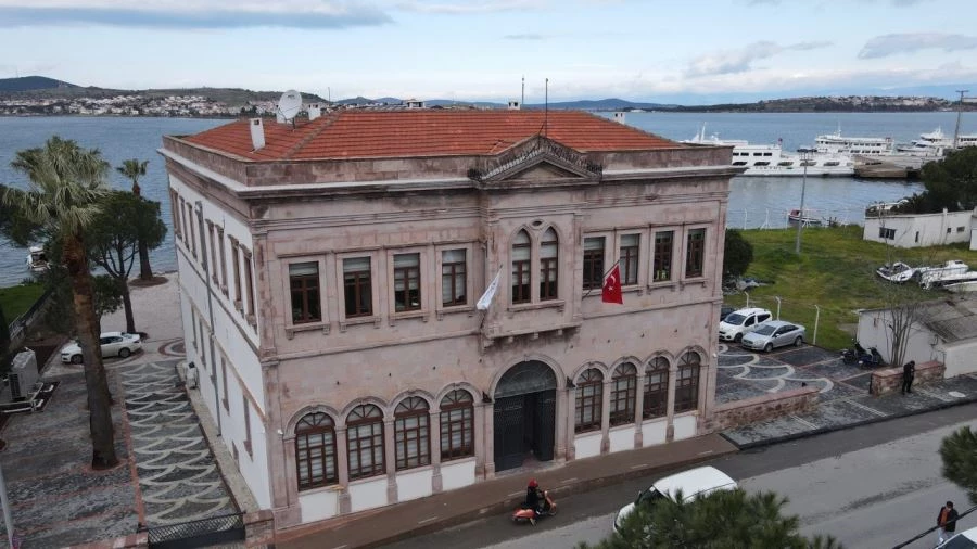Ayvalık Belediyesi restore edilen tarihi binaya taşındı 