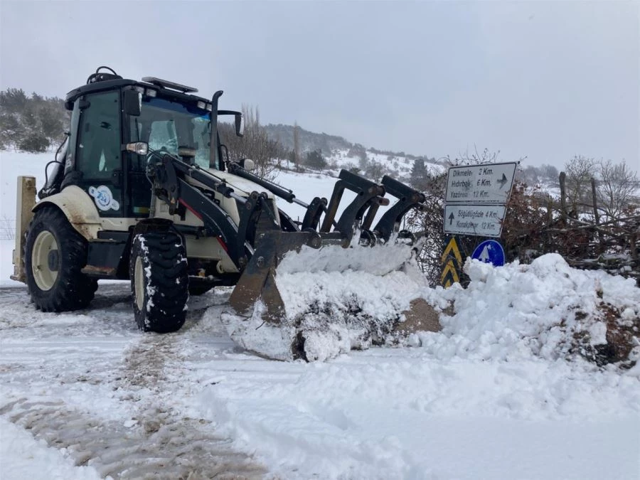 Büyükşehir 555 personeli 214 aracıyla karla mücadelede 