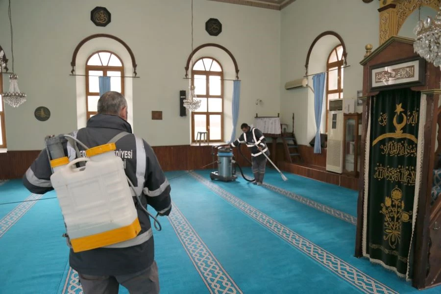 Edremit’teki tüm camiler Ramazan ayına hazırlanıyor 