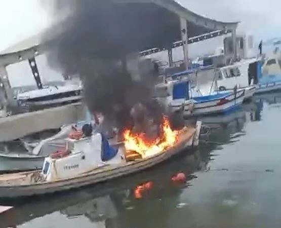 Cinnet geçirdi kendine ait balıkçı teknesini yaktı 