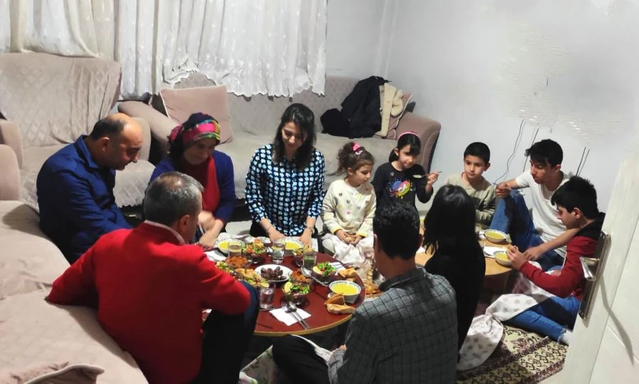 Kaymakam Atasoy ve eşi yer sofrasında iftar açtı 