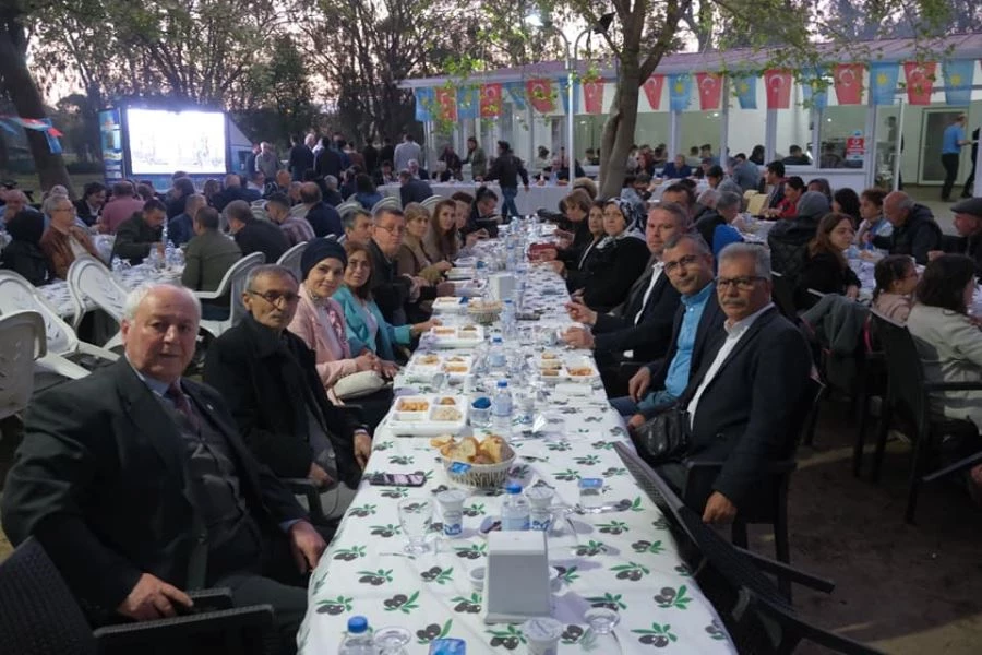 İYİ Parti Burhaniye Gençlik Kolları’ndan iftar yemeği 