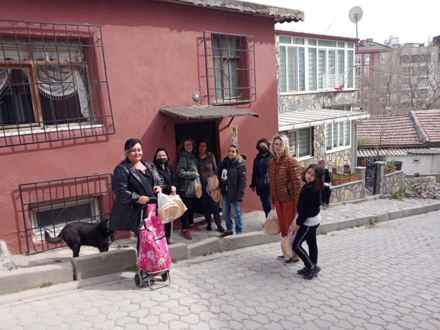 AK Parti Kadın Kolları ramazan pidesi dağıtıyor 