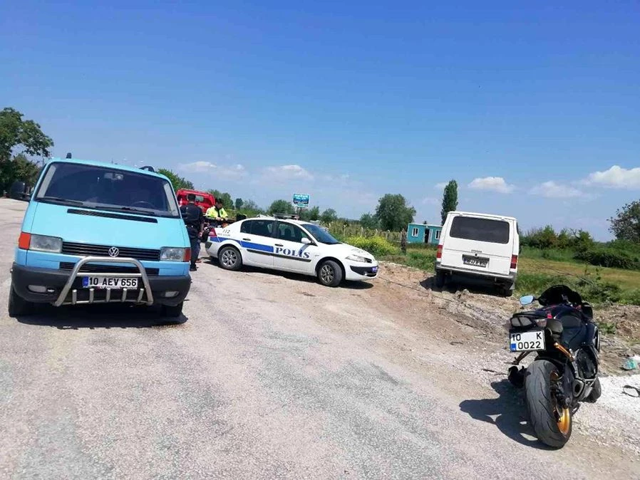 Manyas’ta minibüsle motosiklet çarpıştı: 1 yaralı 